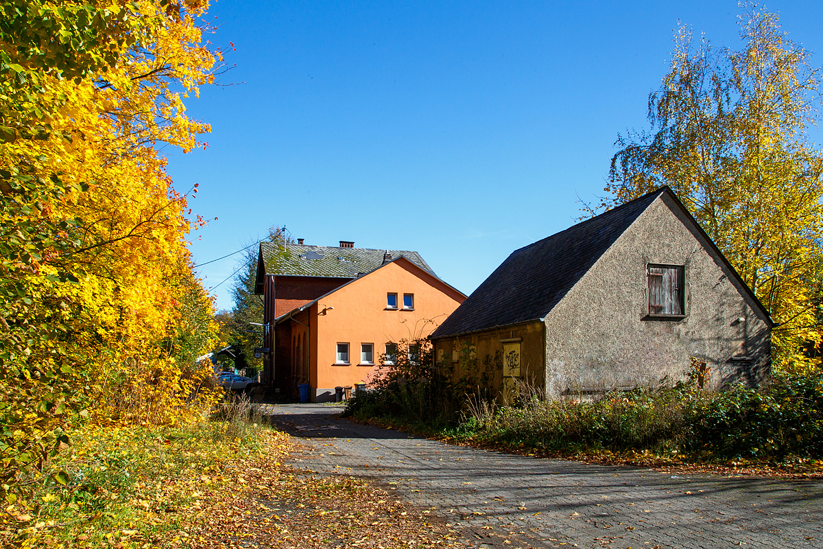 Herbstzeit oder Indian Summer in Herdorf.....
ehemalige Empfangsgebäude (heute Privatbesitz) vom Bahnhof Herdorf am 23.10.2021 von der Straßenseite. Im Vordergrund das ehem. Sanitärgebaude.