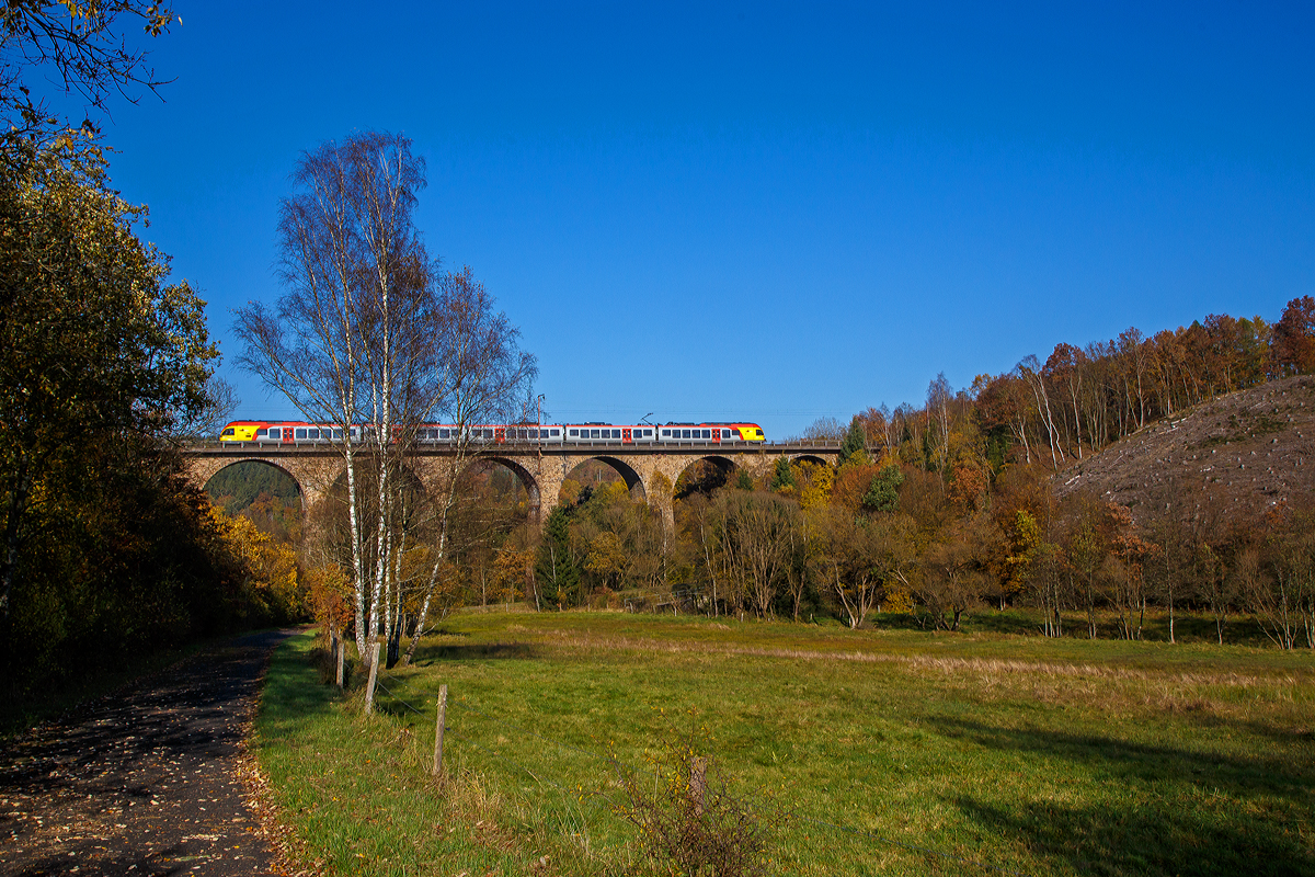Herbstzeit im Siegerland...
Ein 5-teiliger Flirt der HLB (Hessischen Landesbahn) als RE 99 (RE 40) Main-Sieg-Express (Fankfurt - Gießen - Siegen), fährt am 28.10.2021 über den Rudersdorfer Viadukt in Richtung Siegen.

Der Rudersdorfer Viadukt wurde zwischen 1914 und 1915 gebaut, und gehört zu den Ingenieur-Großbauwerken der Dillstrecke (KBS 445).