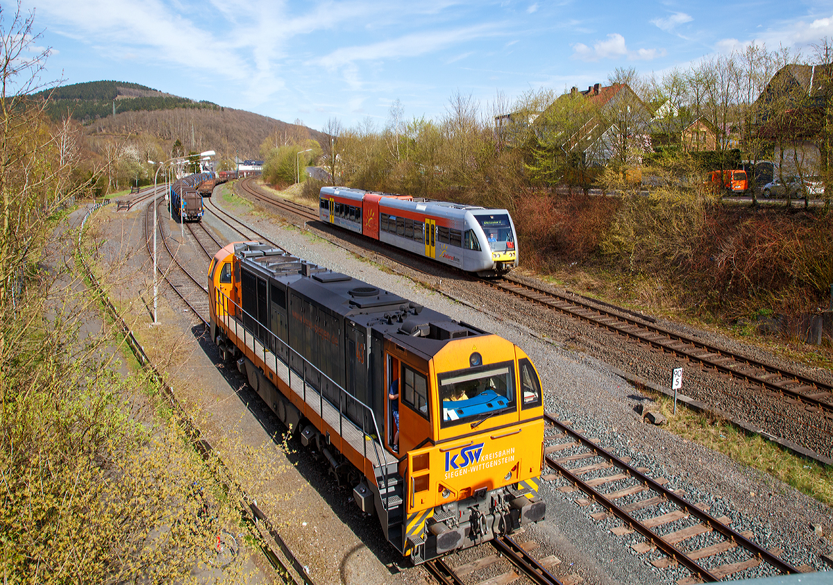 
Herdorf den 17.04.2015:
Während die Lok 43 (92 80 1273 018-2 D-KSW) der KSW (Kreisbahn Siegen-Wittgenstein) eine MaK G 2000 auf dem Rangierbahnhof der KSW in Herdorf (Betriebsstätte Freien Grunder Eisenbahn) noch auf die Ankunft der letzten Wagen für den Übergabezug wartet, kommt ein Stadler GTW 2/6 der Hellertalbahn, als RB 96  Hellertal-Bahn  (Neunkirchen - Herdorf - Betzdorf) über die gleichnamentliche Strecke Hellertalbahn (KBS 462) und erreicht gleich den Bahnhof Herdorf.