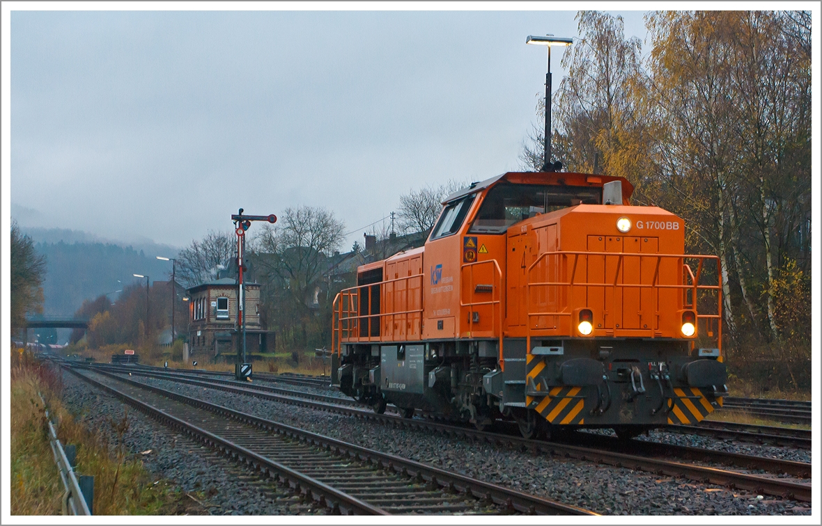 Herdorf den 25.11.2013, nachmittags bei leichtem Nebel: 

Die Lok 46 der Kreisbahn Siegen-Wittgenstein (KSW), eine Vossloh G 1700-2 BB (eingestellt als 92 80 1277 807-4 D-KSW) ist Betzdorf/Sieg angekommen, nun hat sie auf Gleis 2  zwar noch Hp 0 aber auch Sh 1  Fahrverbot aufgehoben , somit kann sie in Rangierfahrt zum KSW-Gterbahnhof fahren. Wird Sh 1 an einem Hauptsignal zusammen mit Hp 0 gezeigt, so hebt es das Rangierverbot auf. 

Hinten das Stellwerk Herdorf Ost (Ho).