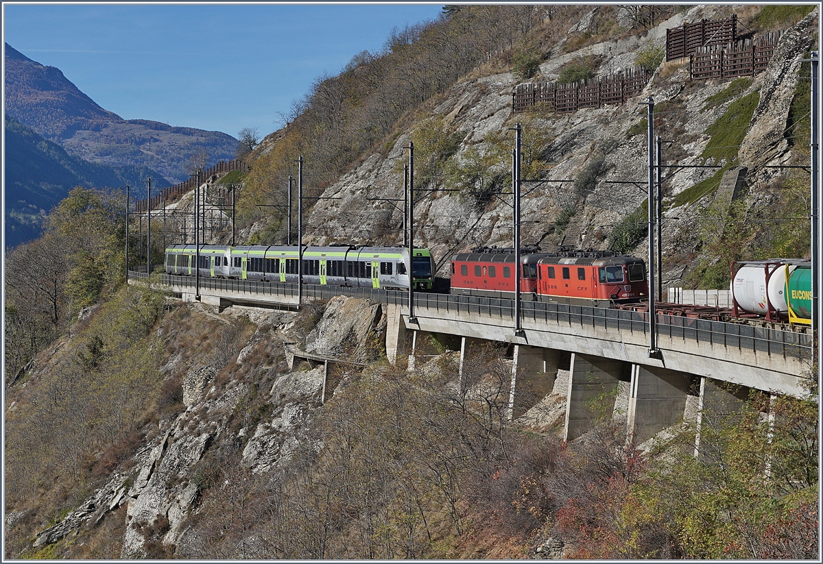 Herrlich viel Verkehr auf der Lötschberg Südrampe bei Lalden: ein nordwärts fahrender Güterzug mit einer Re 6/6 und einer Re 4/4 begegnen mit ihrem Güterzug einem  Lötschberger  der BLS, welcher als RE Richtung unterwegs ist.
25. Okt. 2017