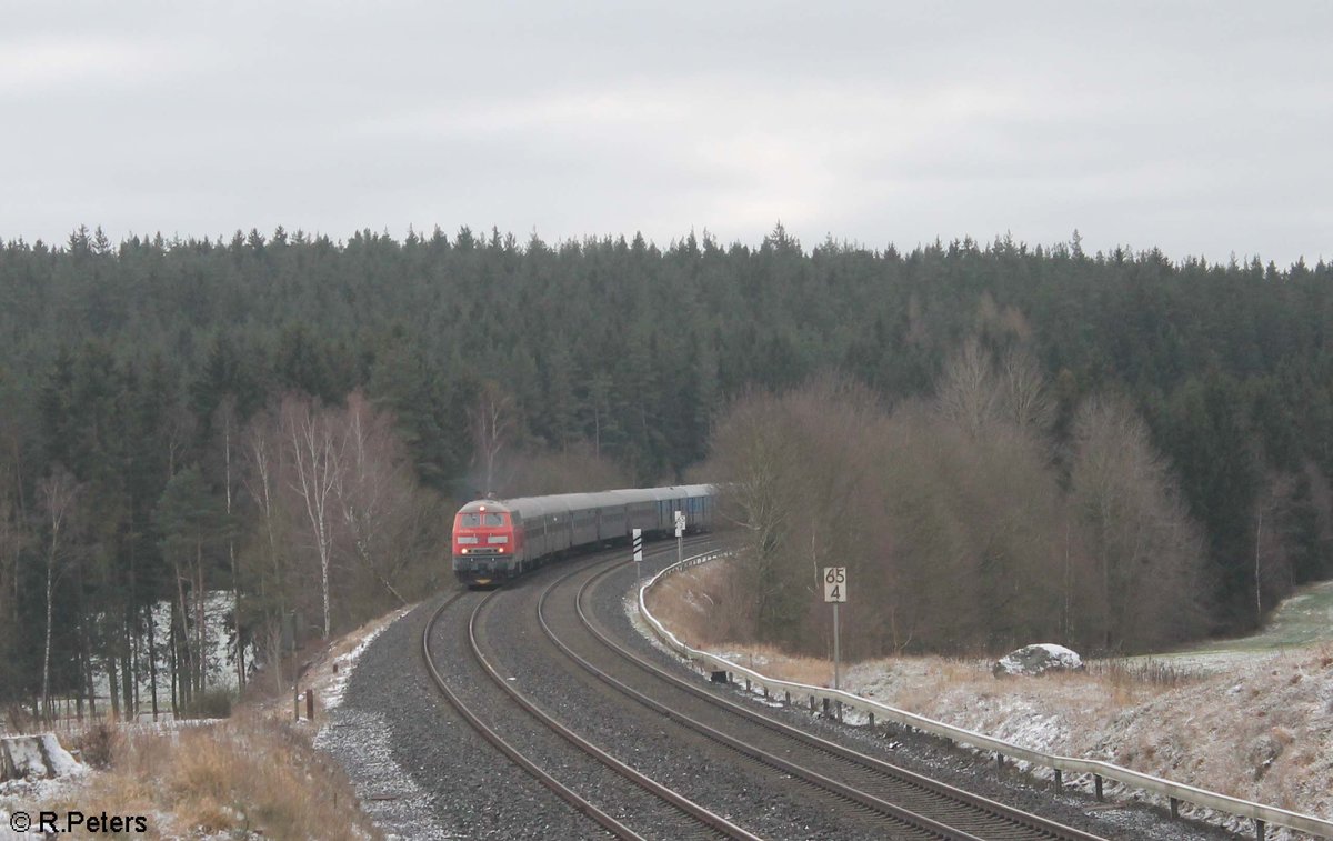 Heute gab es mal wieder ein Eishockey Sonderzug , dieses mal den DPE 1873 von Kaufbeuren nach Crimmitschau und wurde hier bei Neudes auf dem Weg nach Hof abgelichtet. Zugloks waren 218 399 und 218 256 welche leider Schadhaft ab Nürnberg am Zugschluß hing. 05.01.20