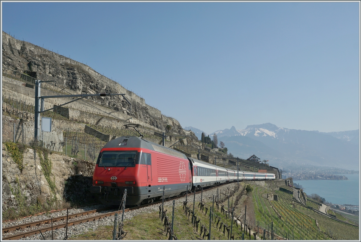 Heute gab es wieder einen Umleitungsverkehr via die Train des Vignes Strecke und da ich zwischenzeitlich festgestellt hatte, dass neben den RABe 511 auch Re 460 geführte Züge in den Genuss einer Fahrt über diese schöne Strecke kommen, entschloss ich mich wieder einmal das Lauvaux und die Trains de Vigens Strecke aufzusuchen: Die SBB Re 460 103-5 ziert mit ihrem EW IV IR 30827 von Genève Aéroport nach St-Maurice die Landschaft des Lavaux oberhalb von St-Saphorin. 

20. März 2022