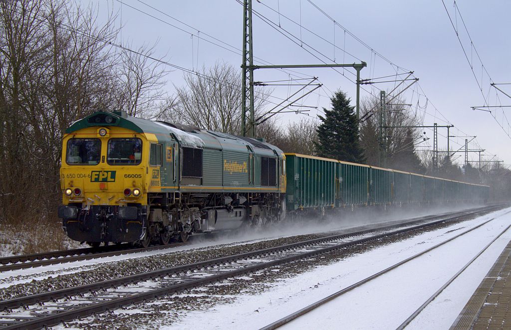 Heute morgen war sie wieder mit ihrem Dünger-Kalk-Transport nach Jübek unterwegs. Hier zieht die FPL 3 650 004-6 den zweiten Teil des Zuges durch Schleswig. 21.03.2013