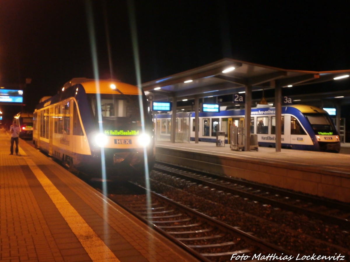 HEX VT 876 mit ziel Halle (Saale) Hbf - HEX VT 801 mit ziel Goslar (Hinter dem VT 876) & HEX VT 8XX mit ziel Magdeburg Hbf im Bahnhof Halberstadt am 21.12.14