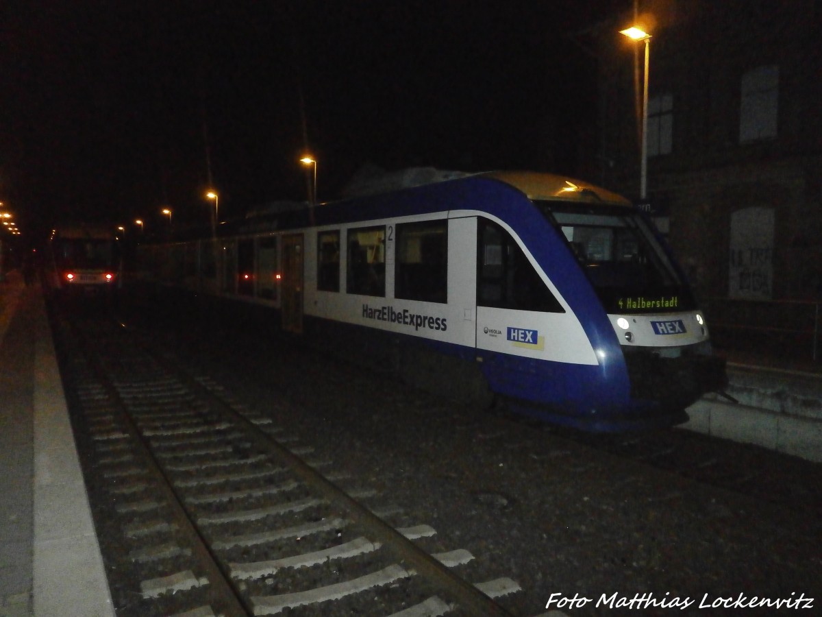 HEX VT 876 mit ziel Halle (Saale) Hbf und HEX VT 8XX mit ziel Halberstadt im Bahnhof Knnern am 21.12.14