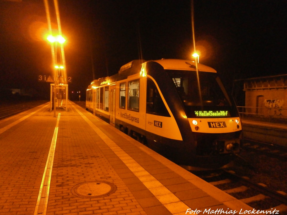 HEX VT 876 mit ziel Halle (Saale) Hbf im Bahnhof Knnern am 21.12.14