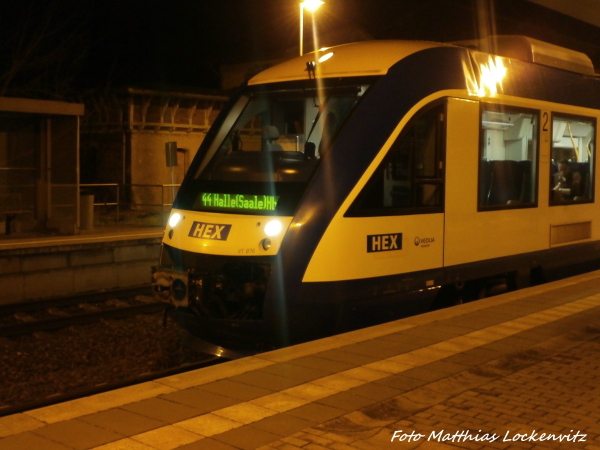 HEX VT 876 mit ziel Halle (Saale) Hbf im Bahnhof Knnern am 21.12.14