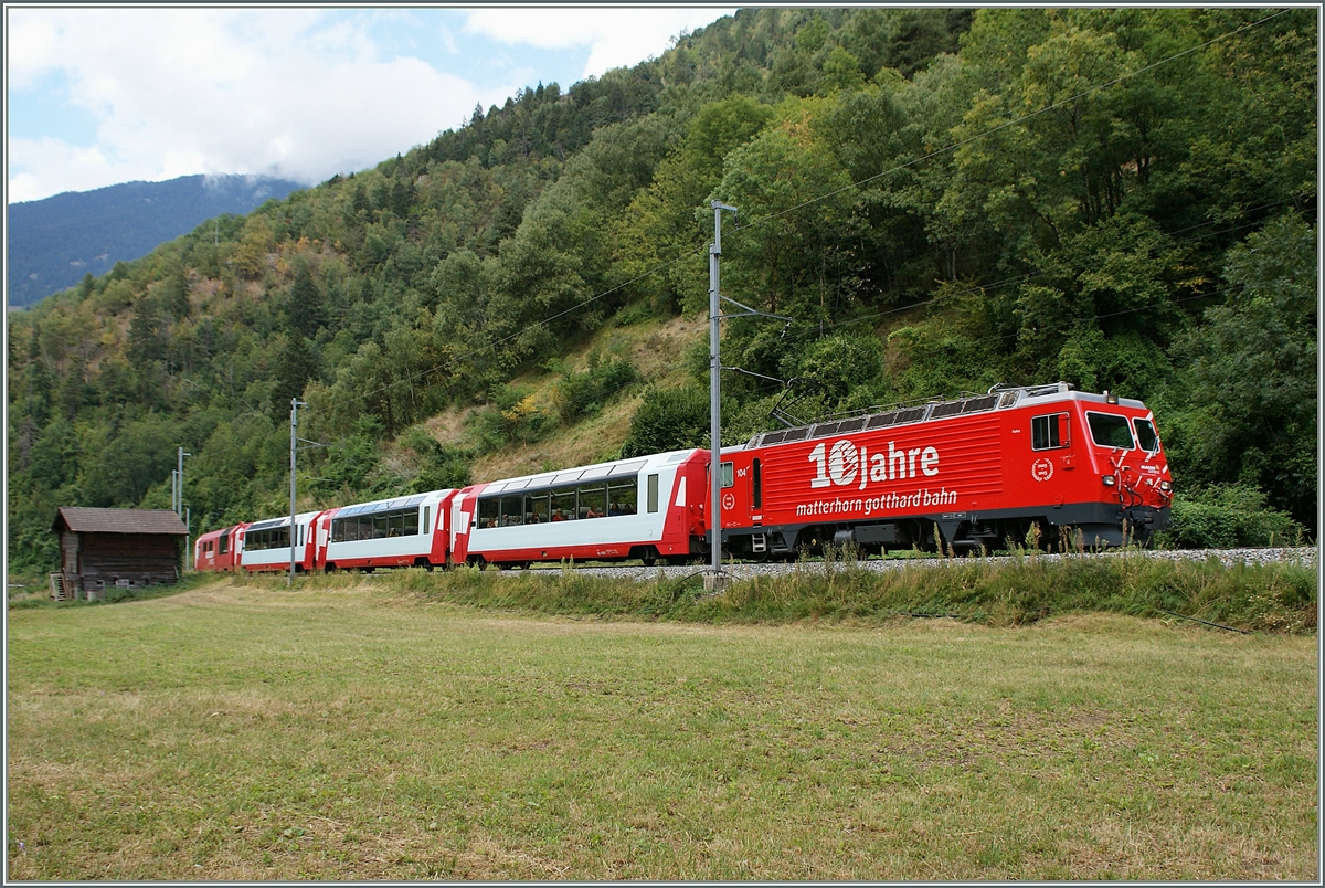 HGe 4/4 104  10 Jahre MGB  mit einem Glacier-Express kurz vor Betten Talstation.
10. Sept. 2013