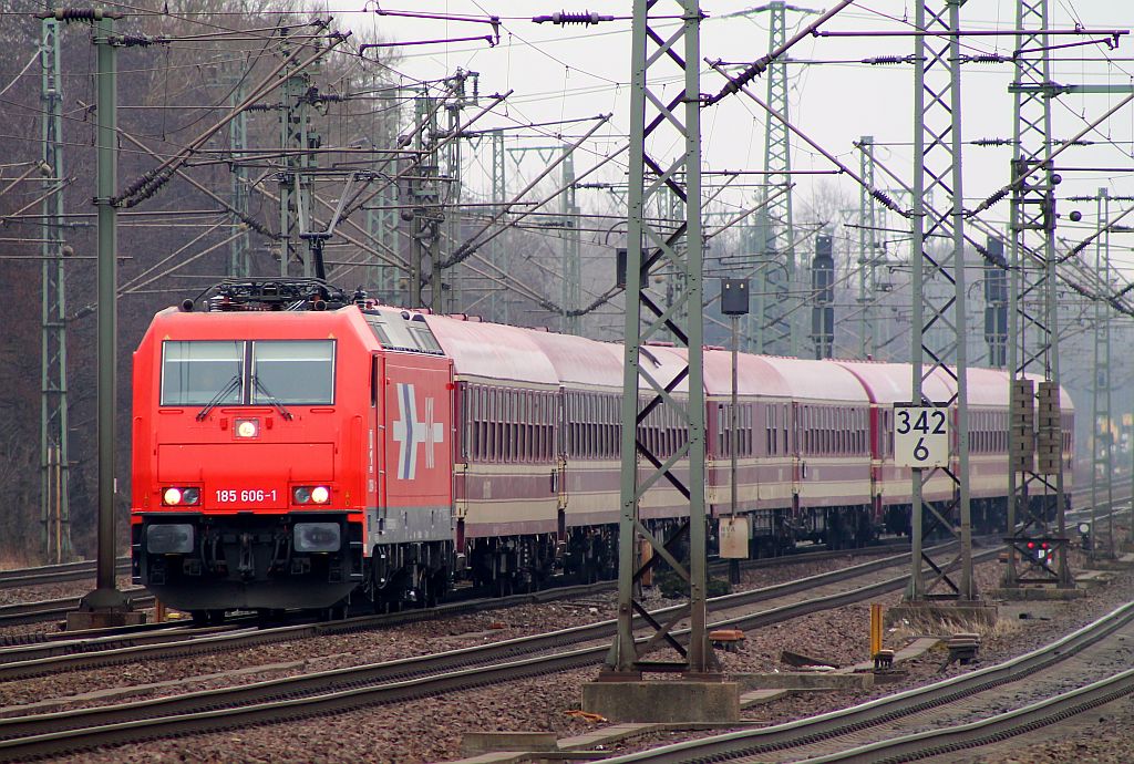 HGK 185 606-1 mit Fusball-Sonderzug aus Fürth durchfährt hier HH-Harburg. 02.03.2013