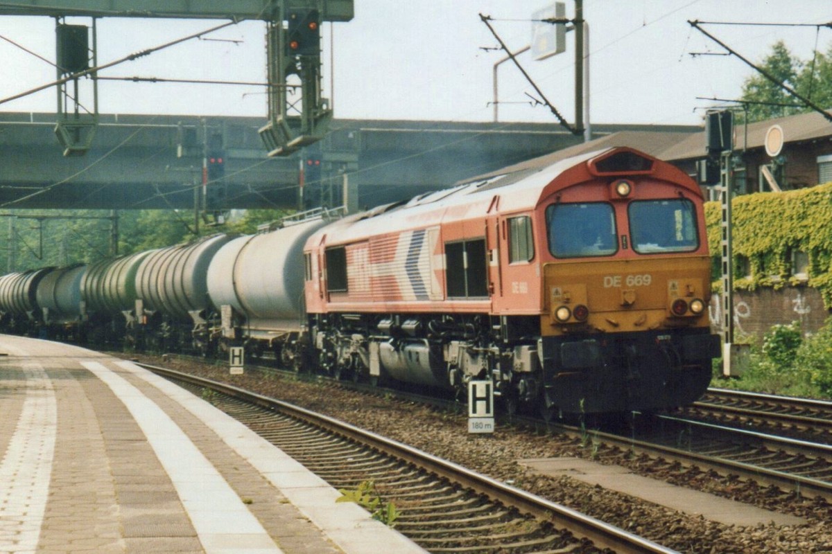 HGK DE 669 durchfahrt Hamburg-Harburg am 25 Mai 2004.