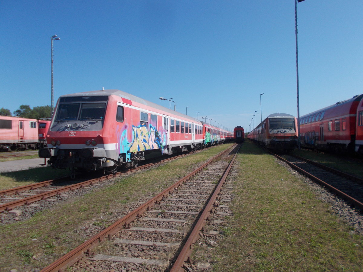 Hier an den abgestellten Mukraner Steuerwagen waren die Graffitiwerker schon am Werk.
Aufgenommen am 25.August 2019.