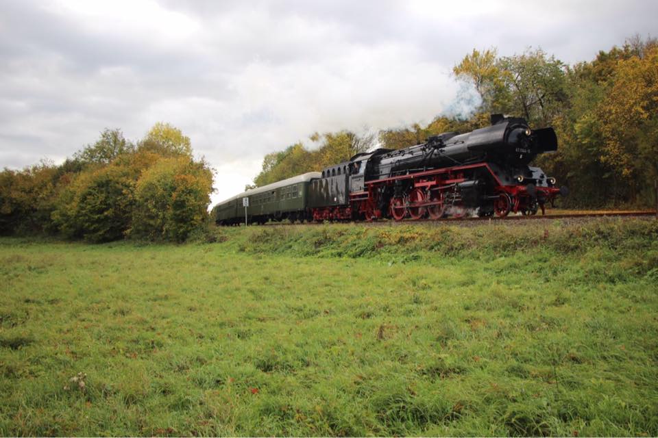 Hier dampft der  Rotkäppchen-Express II  zwischen Kleinjena und Freyburg, bespannt mit der 41 1144-9, seinem Ziel Freyburg entgegen. Er war am Morgen in Eisenach gestartet und fuhr dann über Camburg ins Unstruttal; 22.10.2017 (Foto: Max Berger)