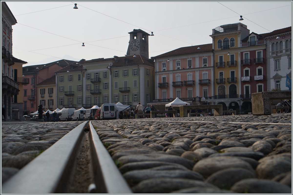 Hier fuhr früher die  Centovallibahn  durch die Stadt, falls sie nicht im Stau stecken blieb. Insofern ist die Untertunnelung von Locarno, zumindest für Anschlussreisende, von Vorteil. 
