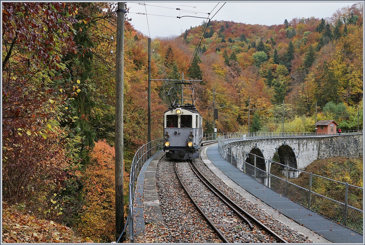 Hier gerne nochmals drei Bilder des interessanten Leuk - Leukerbad Bahn (LLB) ABFe 2/4 N° 10: der urige Triebwagen hat das Baye de Clarens Viadukt überquert und ist nun auf der Fahrt nach Blonay. 

28. Okt. 2018