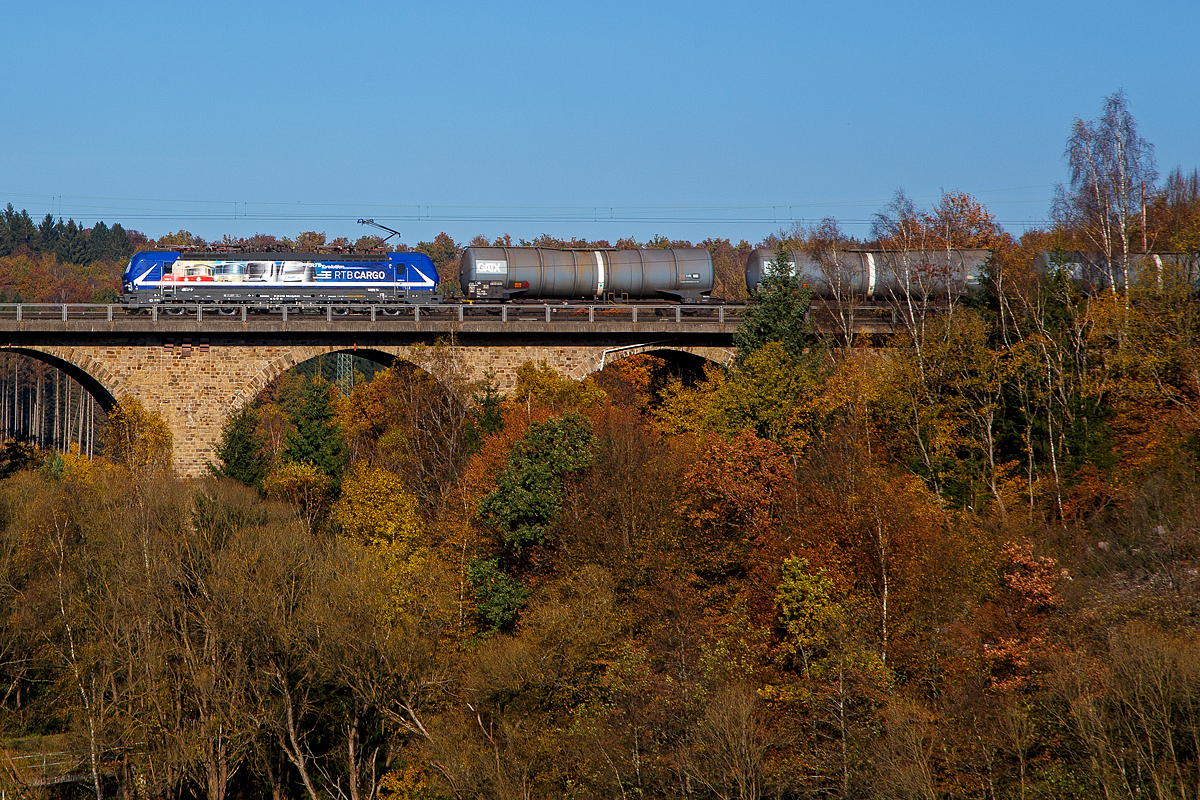 Hier gezoomt....
Die an die RTB Cargo - Rurtalbahn Cargo vermietete Siemens Vectron MS 193 565 (91 80 6193 565-9 D-ELOC) der ELL Germany GmbH (European Locomotive Leasing) fährt am 28.10.2021 mit einem langen Kesselwagenzug über den Rudersdorfer Viaduk in Richtung Siegen.

Die Siemens Vectron MS der Variante A54 - 6.4 MW wurde 2020 von Siemens in München-Allach unter der Fabriknummer 22875 gebaut. Sie hat die Zulassungen für Deutschland, Österreich, Ungarn, Rumänien, Belgien und die Niederlande. Nach meiner Sichtung sind auch Polen, Tschechien und die Slowakei vorgesehen, aber diese (SK/PL/CZ) sind noch durchgestrichen.
