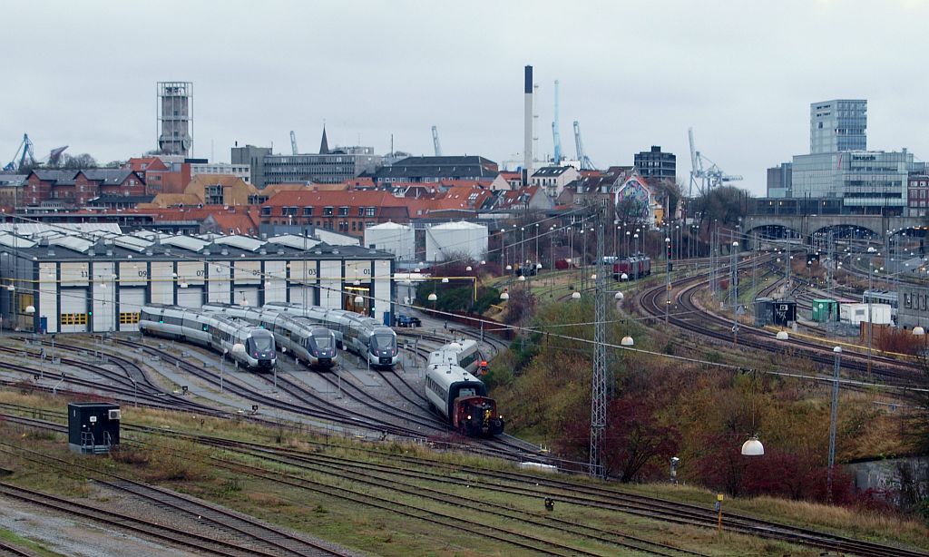 Hier mal ein Blick auf das IC4 Werk in Aarhus sowie auf den Einfahrtbereich des Aarhuser Bahnhofes, mit dabei sind einige IC4 eine KöF II und zwei Litra MZ's. 29.11.2009