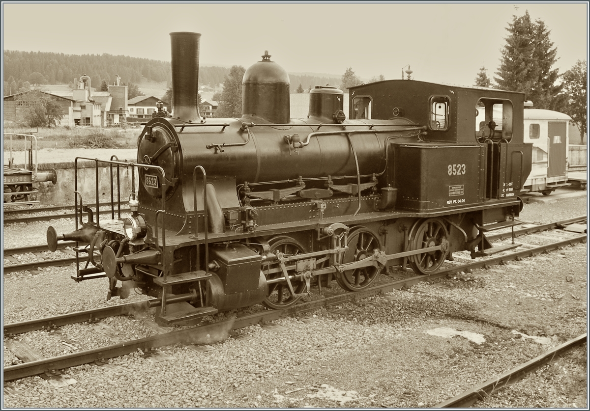 Hier nun die beiden CTVJ (Compagnie du Train a vapeur de la Vallée de Joux) Tigerli etwas fotogener und im Einsatz: 

Die E 3/3 8523 steht in Le Brassus, alter Bahnhof und wird in Kürze ihren Dampfzug zur Rückfahrt nach Le Pont übernemen. (Wenige, aber durch Überbelichtung störende Fahrleitungs- Elemente habe ich  entfernt .)

23. Juli 2006

