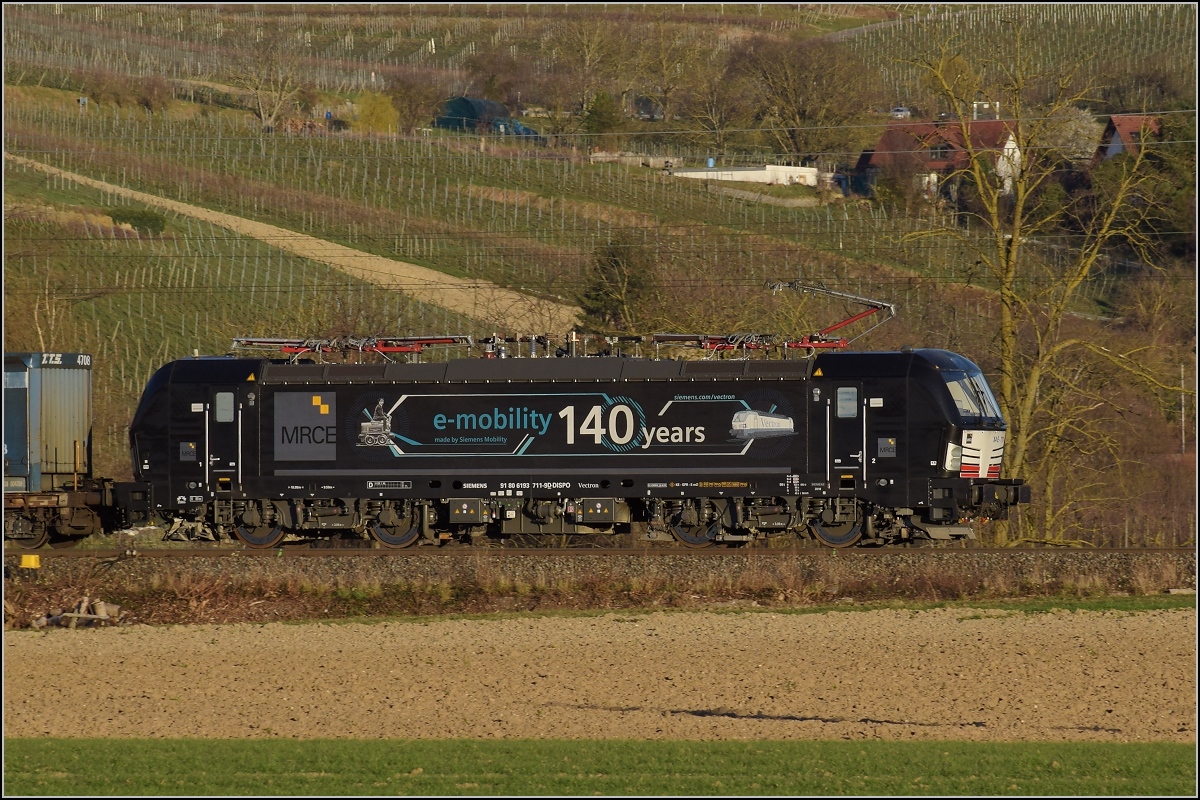 Hier reitet Wernher von Siemens noch persönlich auf seinem Vectron. 193 711-9 in Auggen an einer durch die Bahnbaustelle neu entstandenen Fotostelle. Februar 2020.