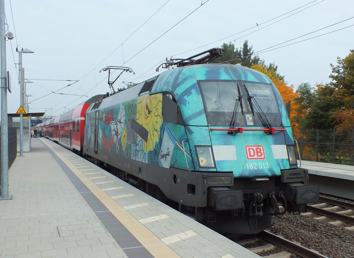 Hier ist sie nochmal in schne: Die BUGA-Werbe-182, die brigens von Schlern verzeirt wurde. Am 9.10.13 steht sie in Erkner.
RE1 -> Frankfurt (Oder)