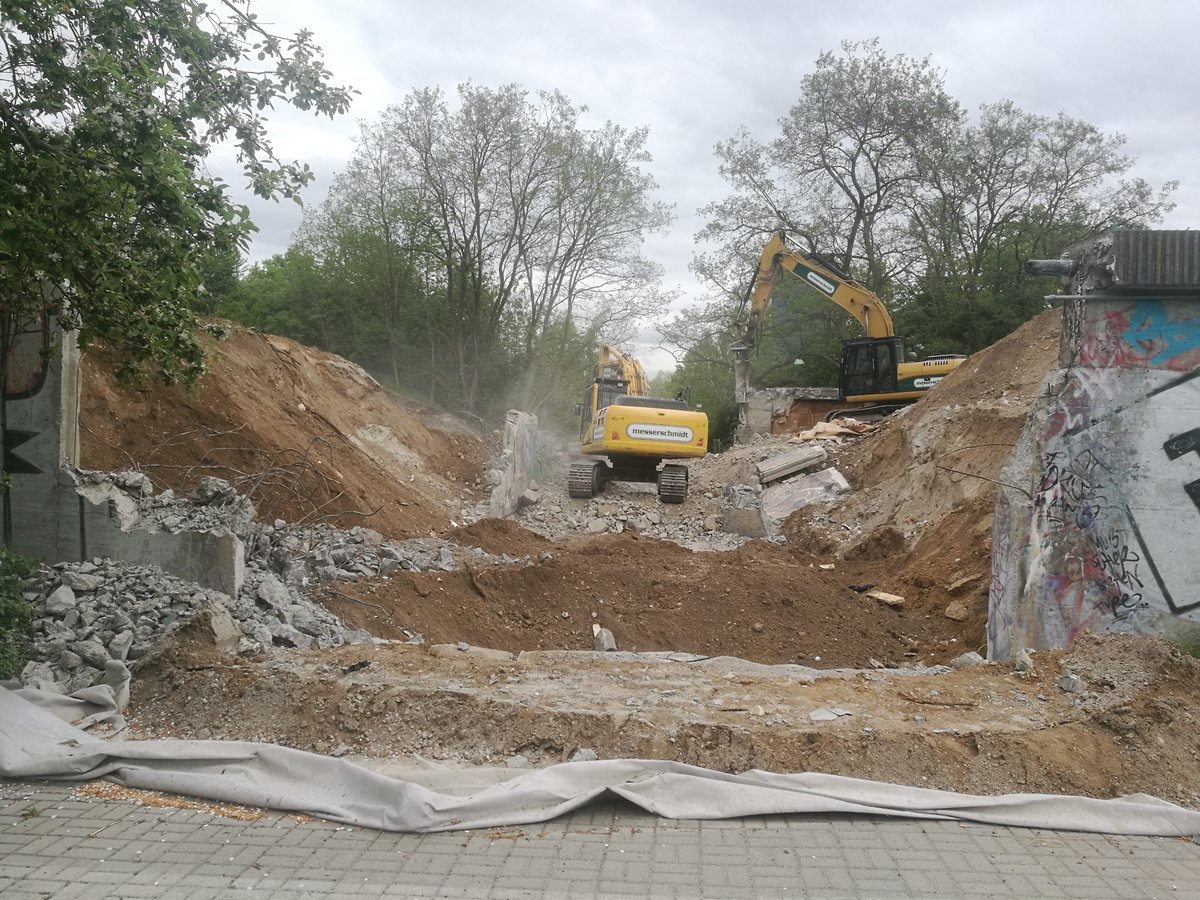 Hier stand mal die Brücke für die ehemalige Wendeschleife der HAVAG in der Südstadt. Aufgenommen am 30.4.18