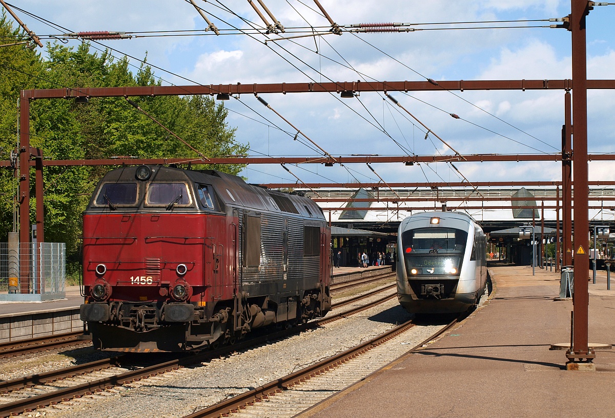 Hier steht DSB/RSC MZ 1456 mit laufender Maschine im Bahnhof Fredericia und wartet auf ihren Güterzug während sich DSB MQ 41/4919 auf den Weg nach Odense macht. Fredericia/DK 01.05.2011(üaVinG)