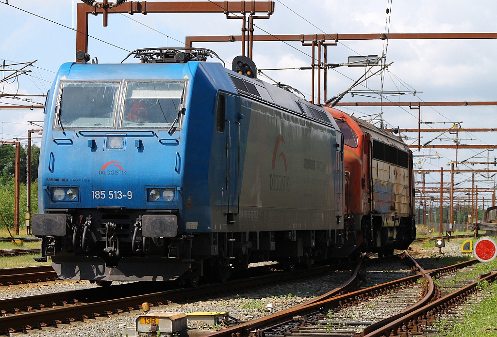 Hier wird die TXL 185 513-9 die gerade mit dem DGS 40968 aus Deuna kam(Zementzug)im Gbf/Pbf Padborg von der MY 1122 in den  deutschen  Bereich rangiert. 02.07.2013