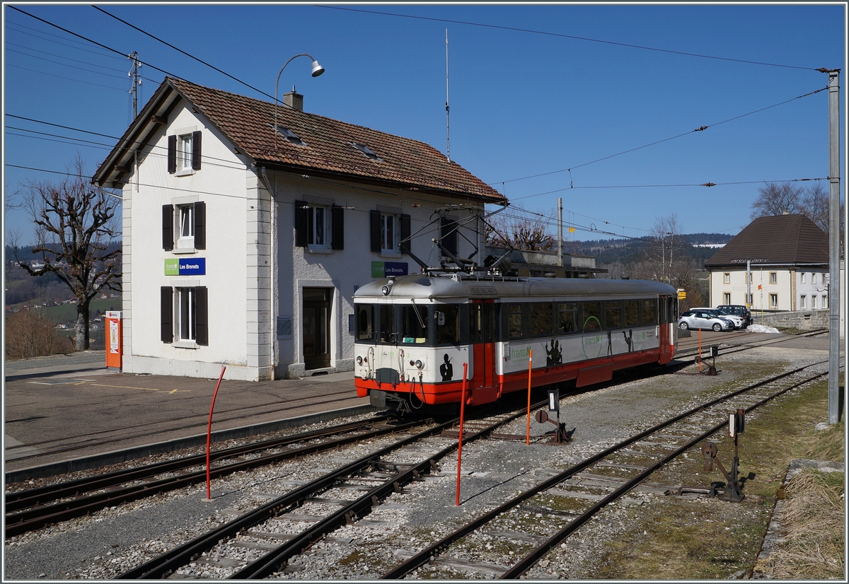 Hinter den Bergen und den drei Tunnels Petits-Monts, Rayat und Châtelard liegt ganz am Rande der Schweiz versteckt die Station Les Brenets der transN; der BDe 4/4 N° 3 wartet auf die Rückfahrt ins gut 4 Kilometer entfernte Le Locle. 
18. März 2016