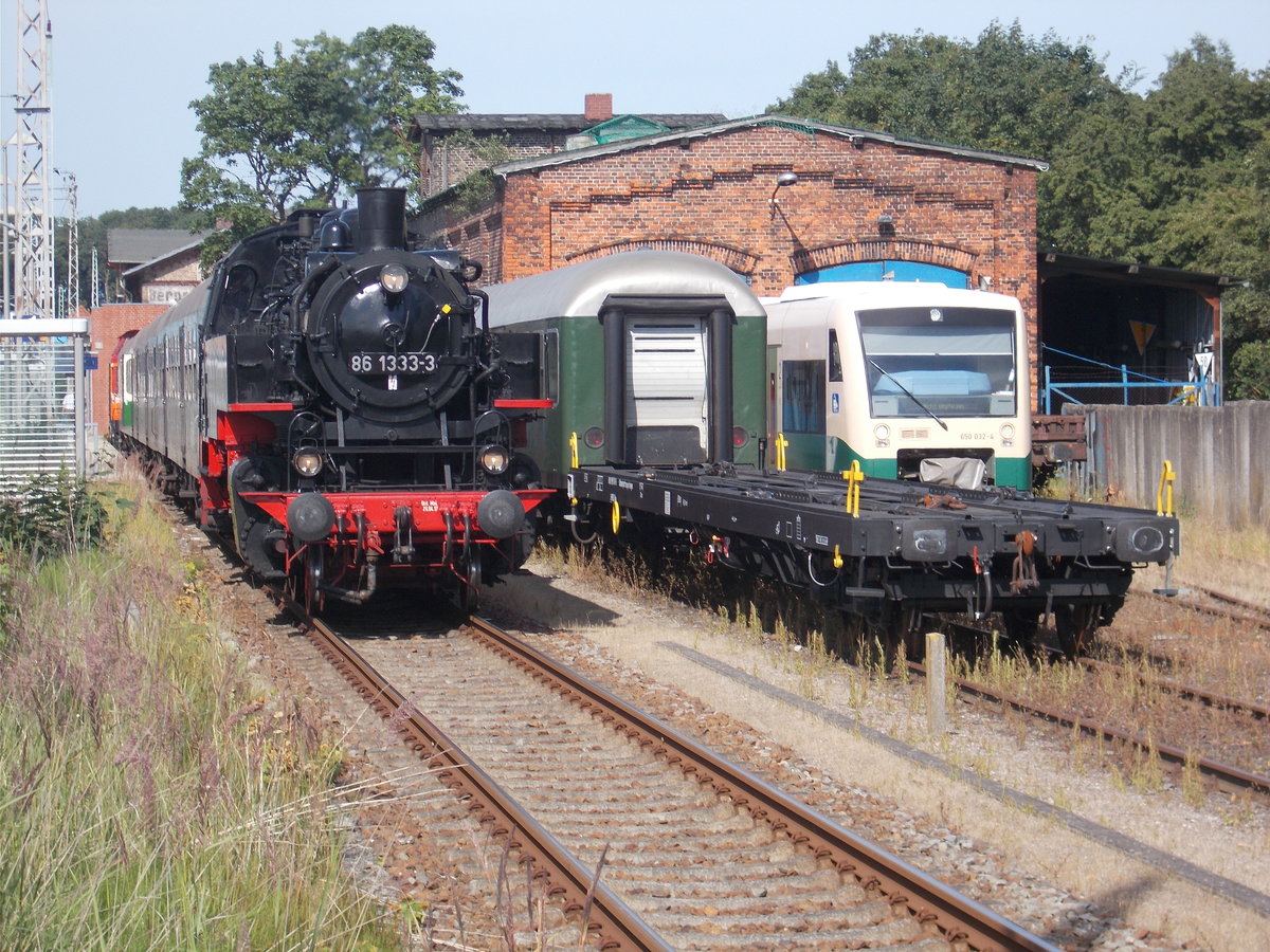 Hochbetrieb am Lokschuppen in Bergen/Rgen am 06.Juli 2017.Links 86 1333,Mitte abgestellte Wagen und Rechts der PRESS VT650 032.