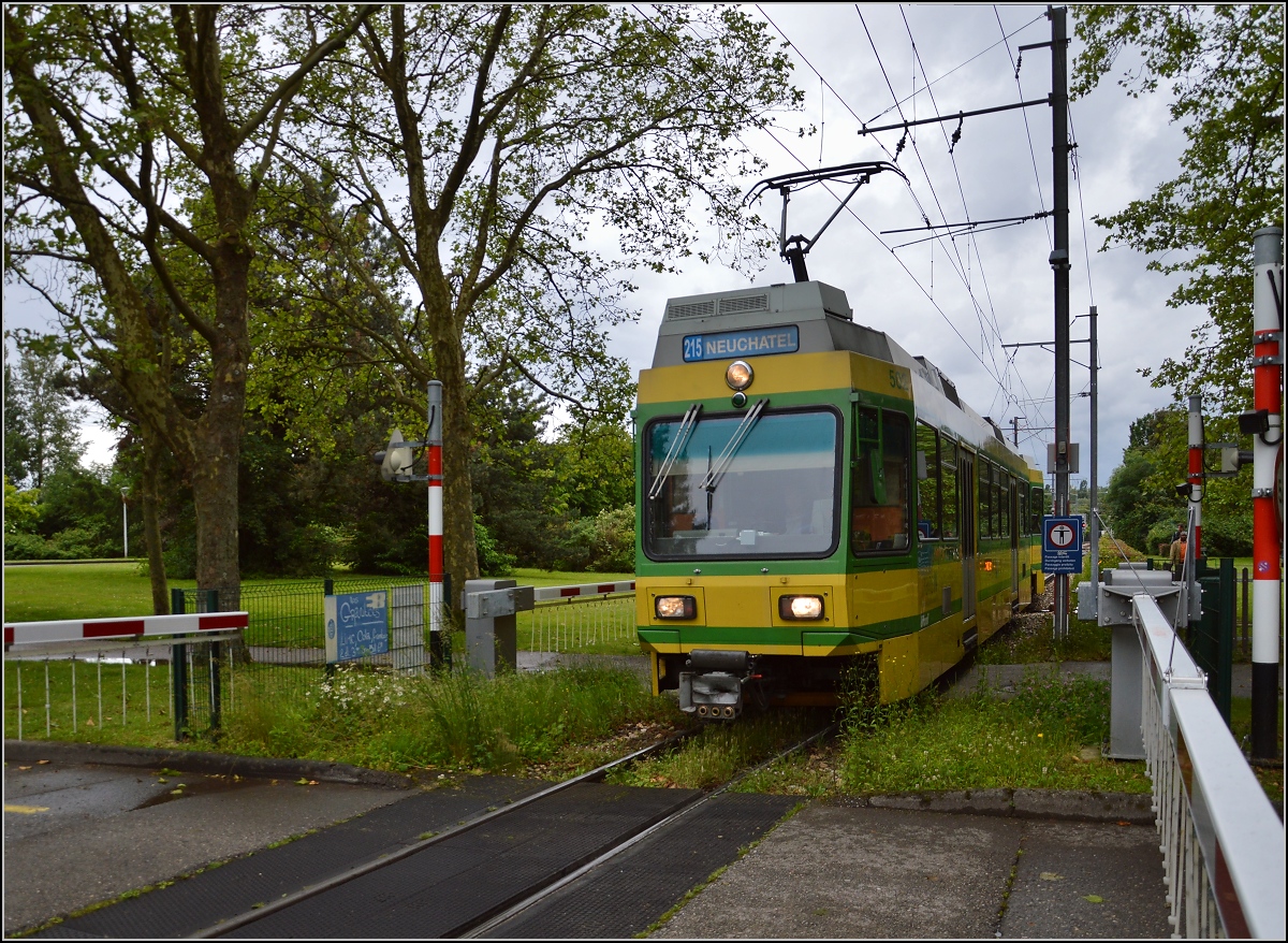 Hochflurfahrzeug Be 4/4 502, Baujahr 1981, der Neuenburger Tram im Park bei Auvernier. An dieser Stelle ist es so lauschig, weil die Autobahn direkt darunter eingegraben wurde. Juni 2016. 