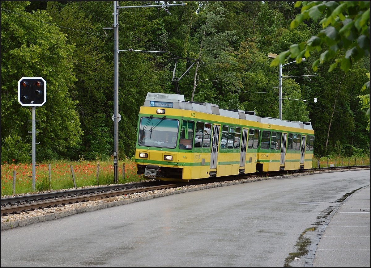 Hochflurfahrzeug Be 4/4 506 der Neuenburger Tram auf der Fahrt entlang der Areuse in Boudry. Juni 2016. 