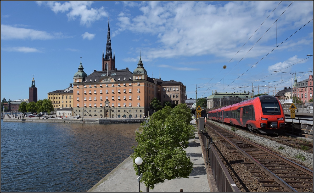 Hochgeschwindigkeits-Flirt in Schweden. 

X74 004 der MTR auf dem Abstieg in den Tunnel unter Riddarholmen. Stockholm, Juni 2018.