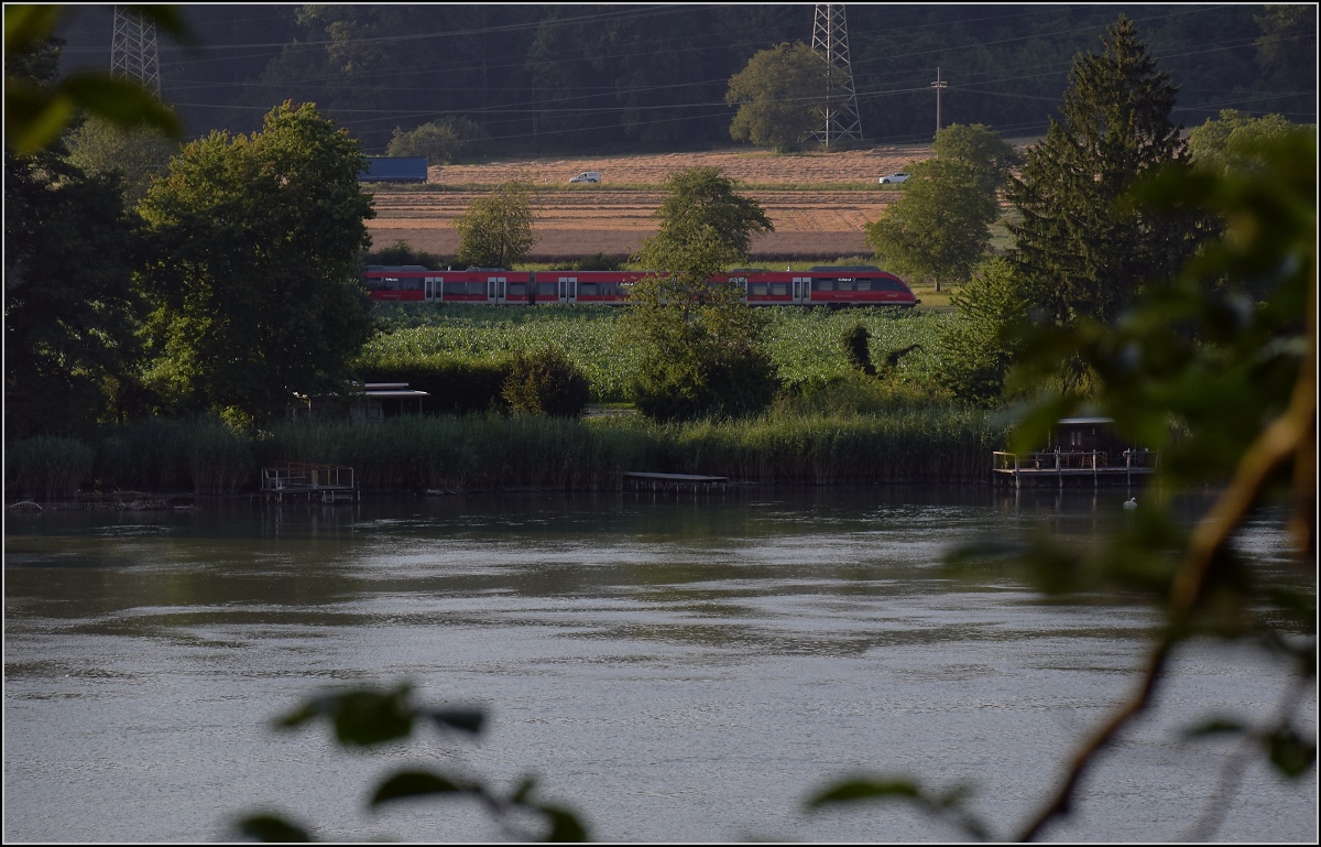 Hochwasser am Hochrhein.

Dem Oberwasser vom Kraftwerk Ryburg-Schwörstadt sieht man das Hochwasser nicht an, während in Deutschland ein 644 vorüberzieht. Möhlin, Juli 2021. 