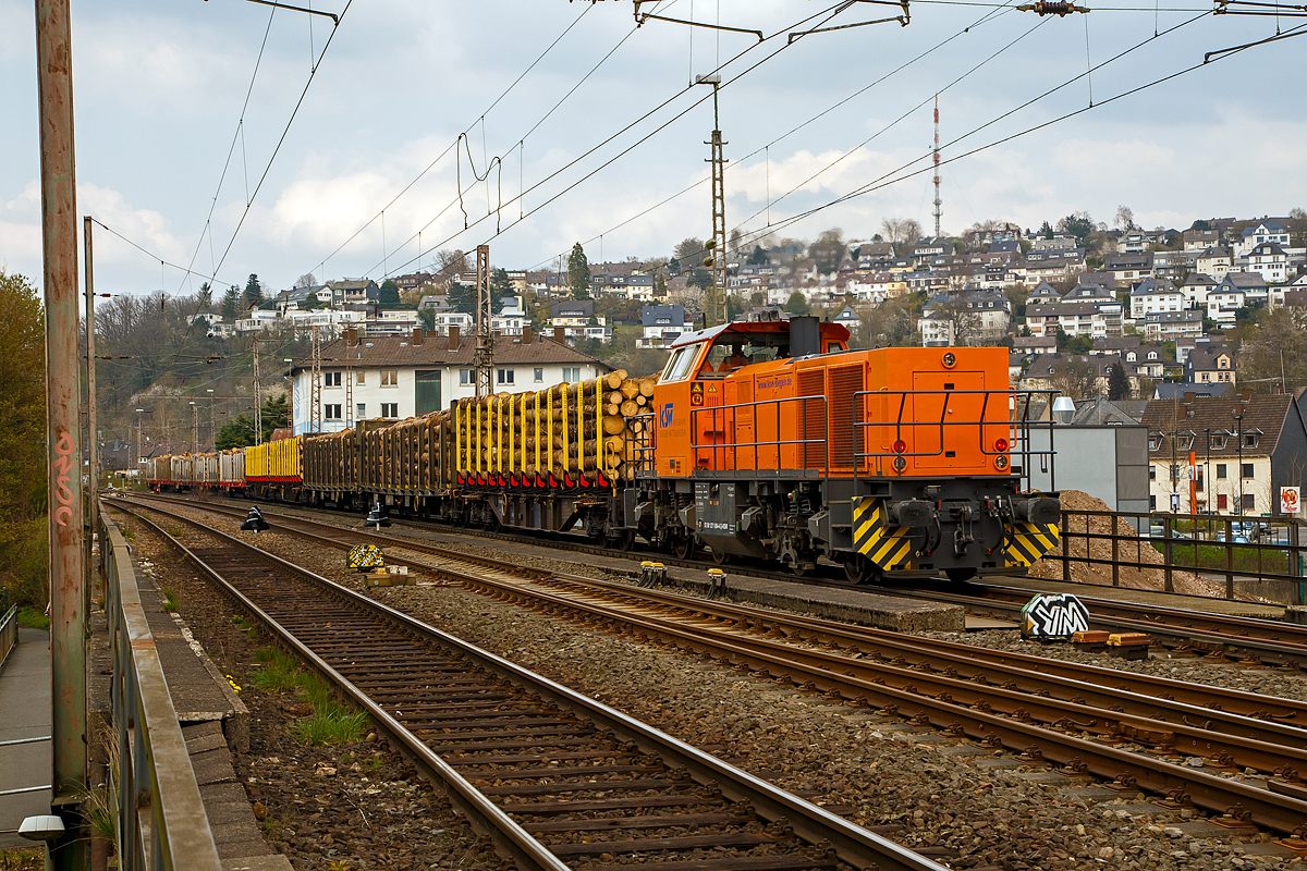 Holztransport im Siegerland, mit der ehemaligen Schweizerin:
Gewaltige Forstschäden an dem kompletten Fichtenbestand durch den Borkenkäfer sind in der Region zu beobachten. Mit der Abholzung kommt man nicht hinterher. Zuvor konnte ich die Zusammenstellung des Zuges in Siegen-Eintracht auf dem Betriebsgelände der KSW (Eisern-Siegener Eisenbahn NE 437) beobachten. 

Am 21.04.2021 fahren zwei Loks der Kreisbahn Siegen-Wittgenstein, die KSW 44 und 45, im Nachschiebetrieb mit dem sehr langen Holzzug durch Siegen und biegen in Richtung Dillenburg ab. Vorn als Zuglok die KSW 45 (98 80 0276 016-9 D-KSW), eine MaK G 1204 BB, die ex Sersa Am 847 953-7  Bettina , hier im Nachschuss nicht mehr im Bild.

Hier im Bild die nachschiebende KSW 44 (92 80 1271 004-4 D-KSW), eine MaK G 1000 BB. Ein Nachschiebetriebfahrzeug wird dann geführt, wenn die Belastung des Zughakens des ziehenden Triebfahrzeuges nicht ausreicht. Dann schiebt eine zweite Lokomotive den Güterzug zusätzlich an. Dieser Einsatz erfordert einen Triebfahrzeugführer auf jeder Lok.
