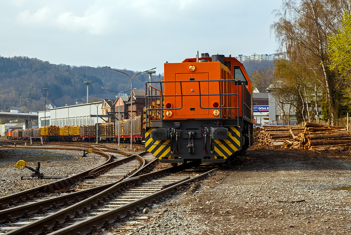 Holztransport im Siegerland:
Gewaltige Forstschäden an dem kompletten Fichtenbestand durch den Borkenkäfer sind in der Region zu beobachten. Mit der Abholzung kommt man nicht hinterher. Hier in Siegen-Eintracht auf dem Betriebsgelände der KSW (Eisern-Siegener Eisenbahn NE 437) findet die Holzverladung der Region, von den LKW´s  auf die Schiene, statt. Nun (am 21.04.2021) sind die Wagen alle beladen und so stellen zwei Loks der Kreisbahn Siegen-Wittgenstein, die KSW 44 und 45, einen langen Holzzug zusammen.
Hier im Bild die KSW 44 (92 80 1271 004-4 D-KSW) eine MaK G 1000 BB und ganz vorne kann man die KSW 45 (98 80 0276 016-9 D-KSW) eine MaK G 1204 BB erkennen.