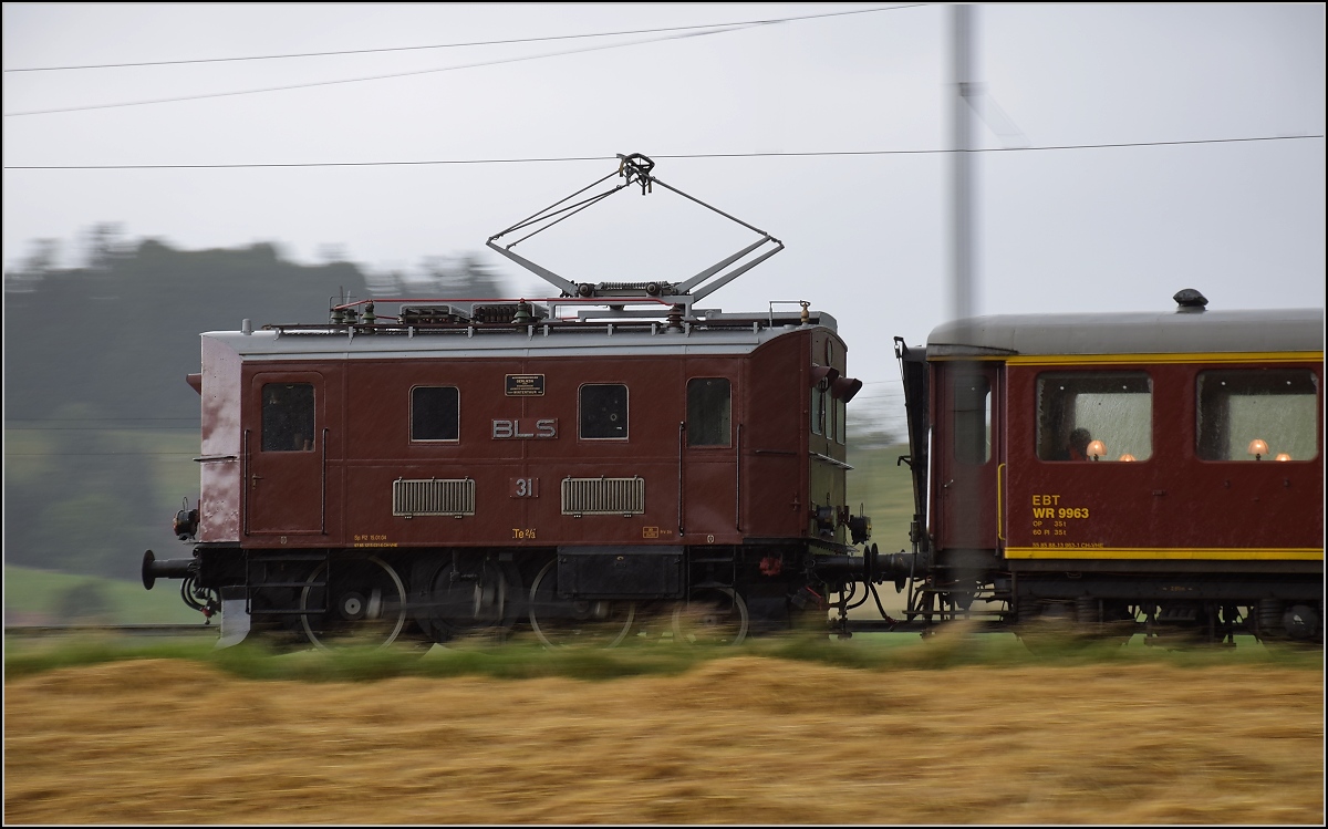 Hommage an eine schräge Schweizer Rennsemmel... Te 2/3 31 der BLS war ursprünglich weder Triebwagen noch Lok, sondern an einen Wagen fest gekoppelt und daher als CFe 2/6 784 bezeichnet. Nur zwei dieser seltsamen Gespanne wurden gebaut 1925 und als Halbesel bezeichnet, 1953 wurde die Triebeinheit getrennt und zu einer Rangierlok Te 2/3 umgebaut. Hier beim Zubringerdienst zum Bernischen Schwingfest. Dürrenroth, Juli 2017. 