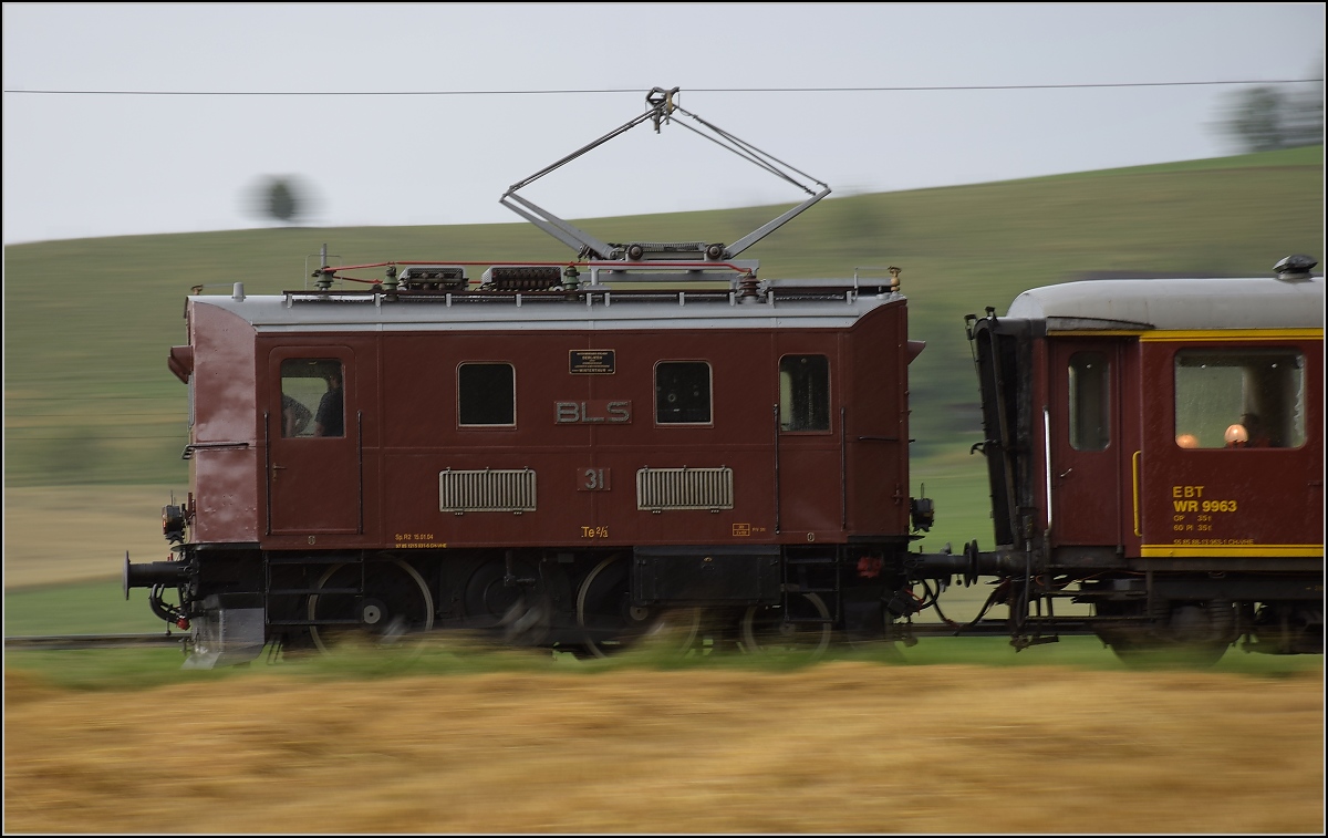 Hommage an eine schräge Schweizer Rennsemmel... Te 2/3 31 der BLS war ursprünglich weder Triebwagen noch Lok, sondern an einen Wagen fest gekoppelt und daher als CFe 2/6 784 bezeichnet. Nur zwei dieser seltsamen Gespanne wurden gebaut 1925 und als Halbesel bezeichnet, 1953 wurde die Triebeinheit getrennt und zu einer Rangierlok Te 2/3 umgebaut. Hier beim Zubringerdienst zum Bernischen Schwingfest. Unterwaltrigen, Juli 2017. 