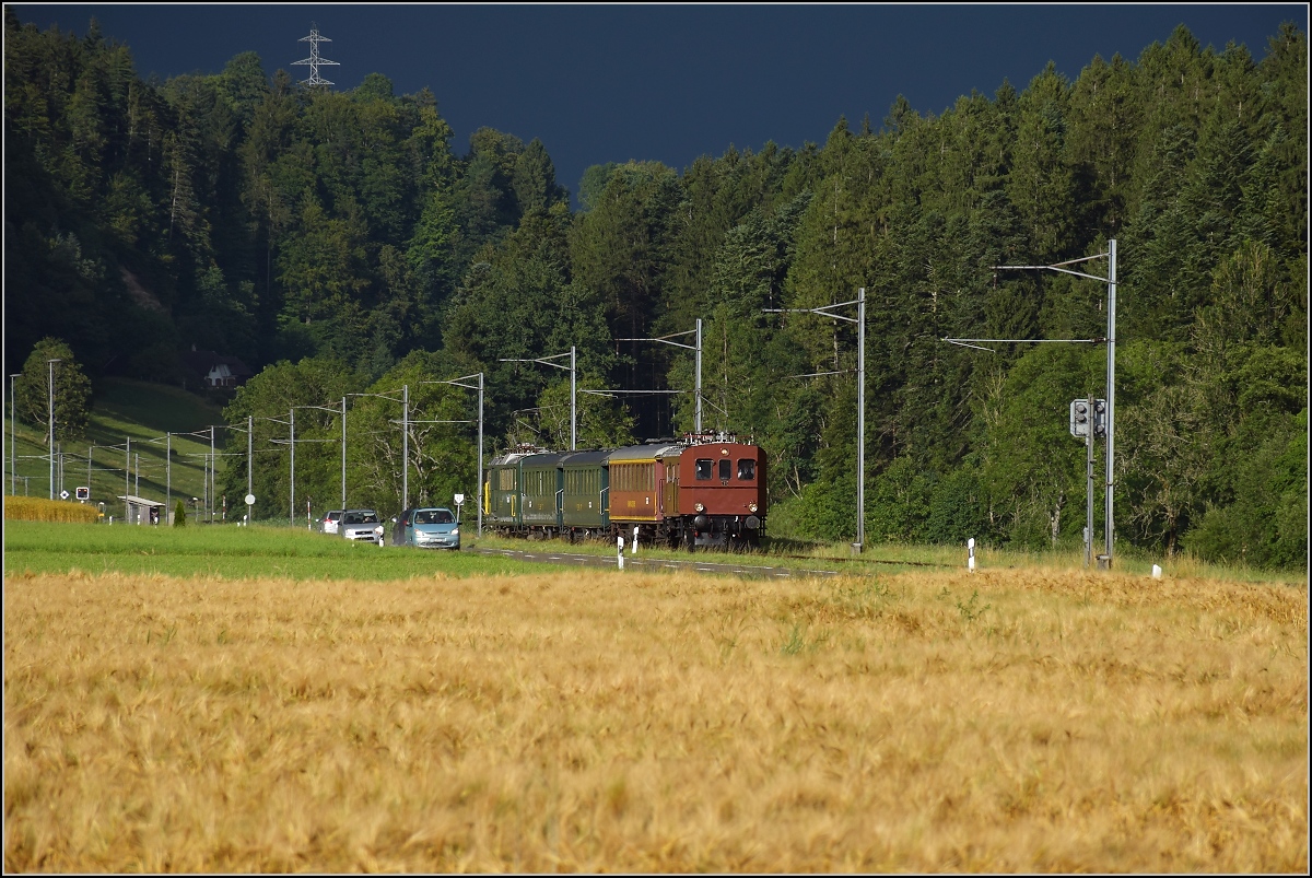 Hommage an eine schräge Schweizer Rennsemmel... Te 2/3 31 der BLS war ursprünglich weder Triebwagen noch Lok, sondern an einen Wagen fest gekoppelt und daher als CFe 2/6 784 bezeichnet. Nur zwei dieser seltsamen Gespanne wurden gebaut 1925 und als Halbesel bezeichnet, 1953 wurde die Triebeinheit getrennt und zu einer Rangierlok Te 2/3 umgebaut. Hier beim Zubringerdienst zum Bernischen Schwingfest. Widisberg, Juli 2017. 