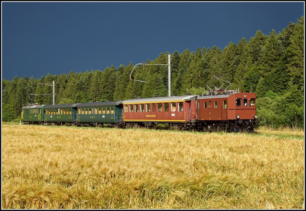 Hommage an eine schräge Schweizer Rennsemmel... Te 2/3 31 der BLS war ursprünglich weder Triebwagen noch Lok, sondern an einen Wagen fest gekoppelt und daher als CFe 2/6 784 bezeichnet. Nur zwei dieser seltsamen Gespanne wurden gebaut 1925 und als Halbesel bezeichnet, 1953 wurde die Triebeinheit getrennt und zu einer Rangierlok Te 2/3 umgebaut. Hier beim Zubringerdienst zum Bernischen Schwingfest. Unterwaltrigen, Juli 2017. 