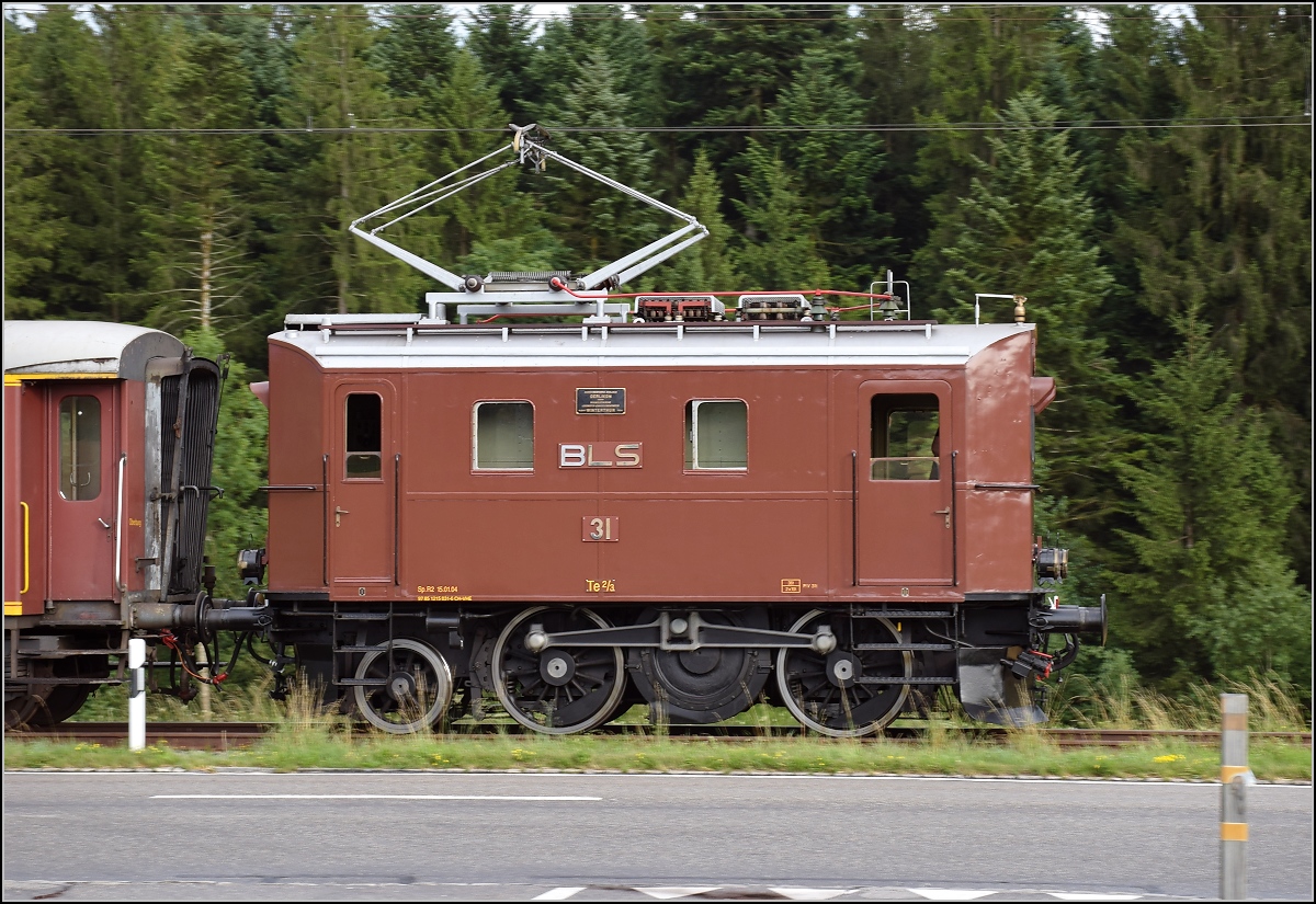 Hommage an eine schräge Schweizer Rennsemmel... Te 2/3 31 der BLS war ursprünglich weder Triebwagen noch Lok, sondern an einen Wagen fest gekoppelt und daher als CFe 2/6 784 bezeichnet. Nur zwei dieser seltsamen Gespanne wurden gebaut 1925 und als Halbesel bezeichnet, 1953 wurde die Triebeinheit getrennt und zu einer Rangierlok Te 2/3 umgebaut. Hier beim Zubringerdienst zum Bernischen Schwingfest. Unterwaltrigen, Juli 2017. 