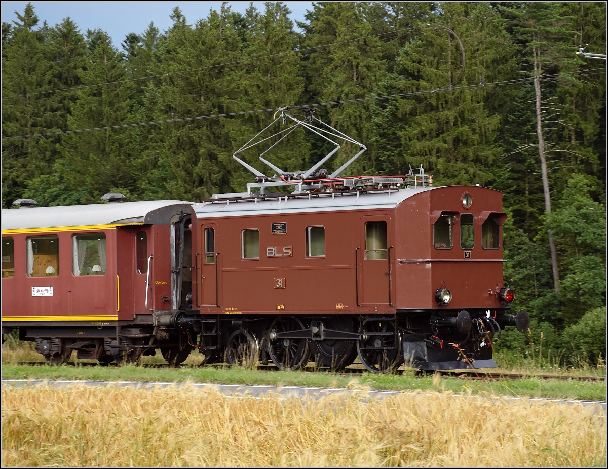 Hommage an eine schräge Schweizer Rennsemmel... Te 2/3 31 der BLS war ursprünglich weder Triebwagen noch Lok, sondern an einen Wagen fest gekoppelt und daher als CFe 2/6 784 bezeichnet. Nur zwei dieser seltsamen Gespanne wurden gebaut 1925 und als Halbesel bezeichnet, 1953 wurde die Triebeinheit getrennt und zu einer Rangierlok Te 2/3 umgebaut. Hier beim Zubringerdienst zum Bernischen Schwingfest. Unterwaltrigen, Juli 2017. 