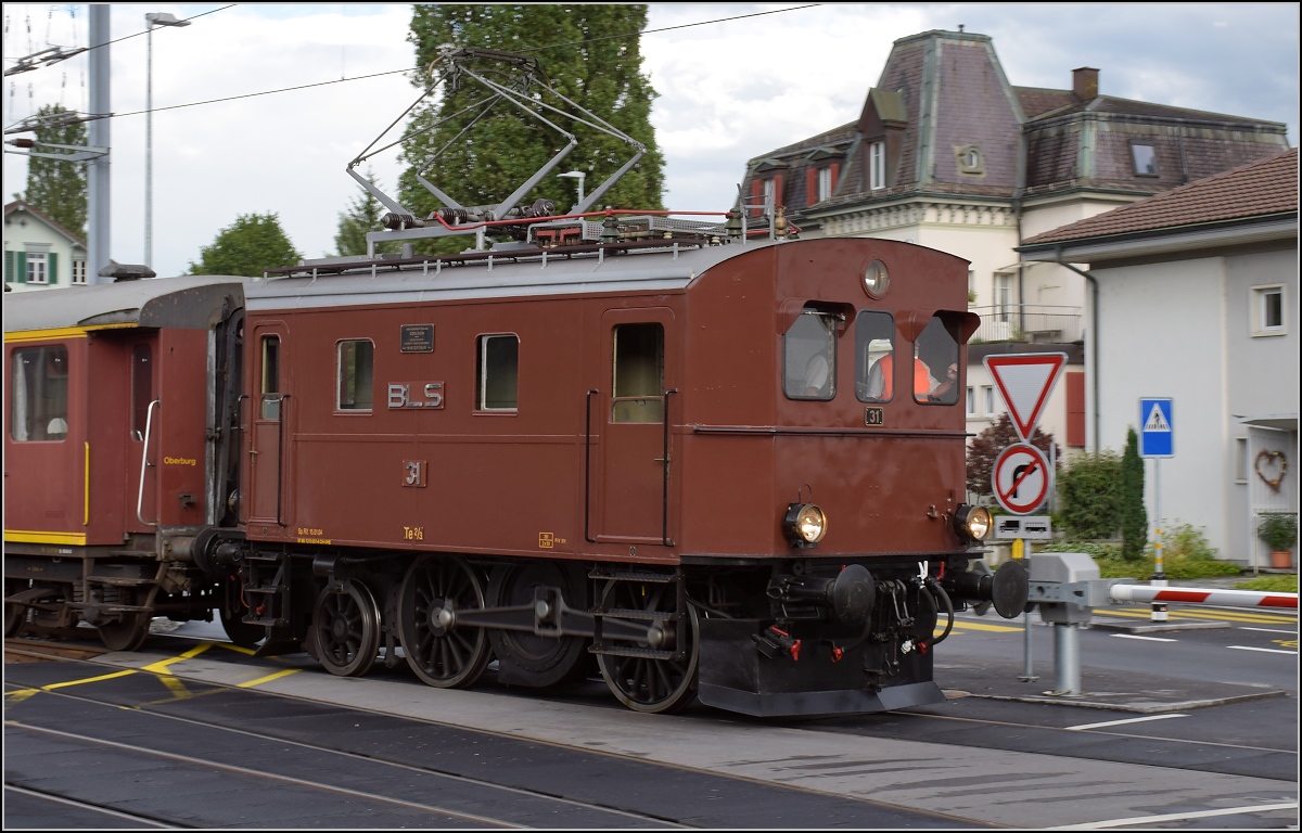 Hommage an eine schräge Schweizer Rennsemmel... Te 2/3 31 der BLS war ursprünglich weder Triebwagen noch Lok, sondern an einen Wagen fest gekoppelt und daher als CFe 2/6 784 bezeichnet. Nur zwei dieser seltsamen Gespanne wurden gebaut 1925 und als Halbesel bezeichnet, 1953 wurde die Triebeinheit getrennt und zu einer Rangierlok Te 2/3 umgebaut. Hier beim Zubringerdienst zum Bernischen Schwingfest. Huttwil, Juli 2017. 