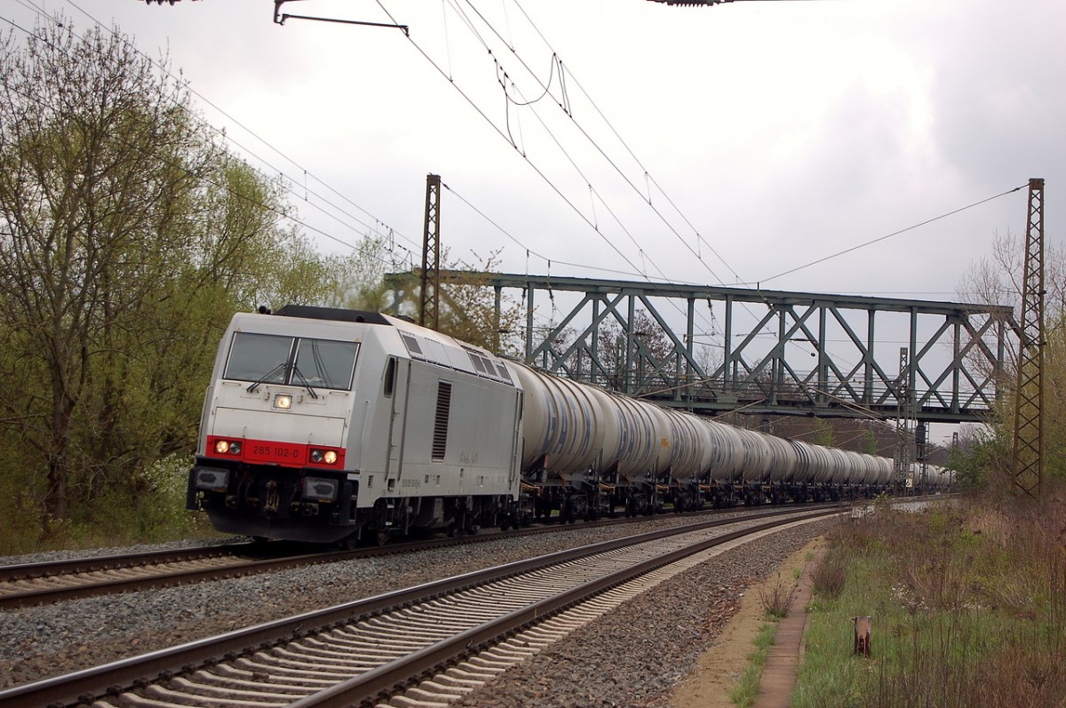 HSL 285 102-0 mit Kesselwagen Richtung Bad K�sen, am 16.04.2014 in Naumburg Hbf. (Foto: dampflok015)