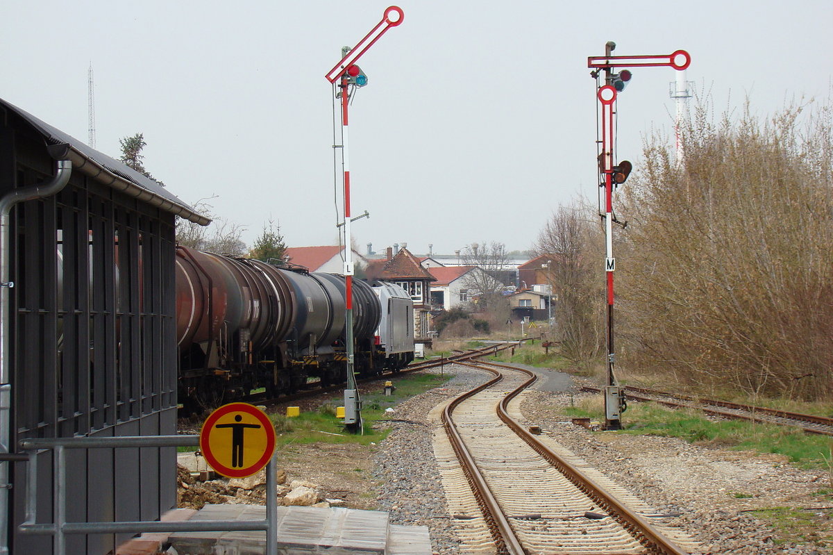 HSL 285 102-0 mit Kesselwagen nach Karsdorf, am 05.04.2016 bei der Ausfahrt in Laucha. (Foto: G�nther G�bel)