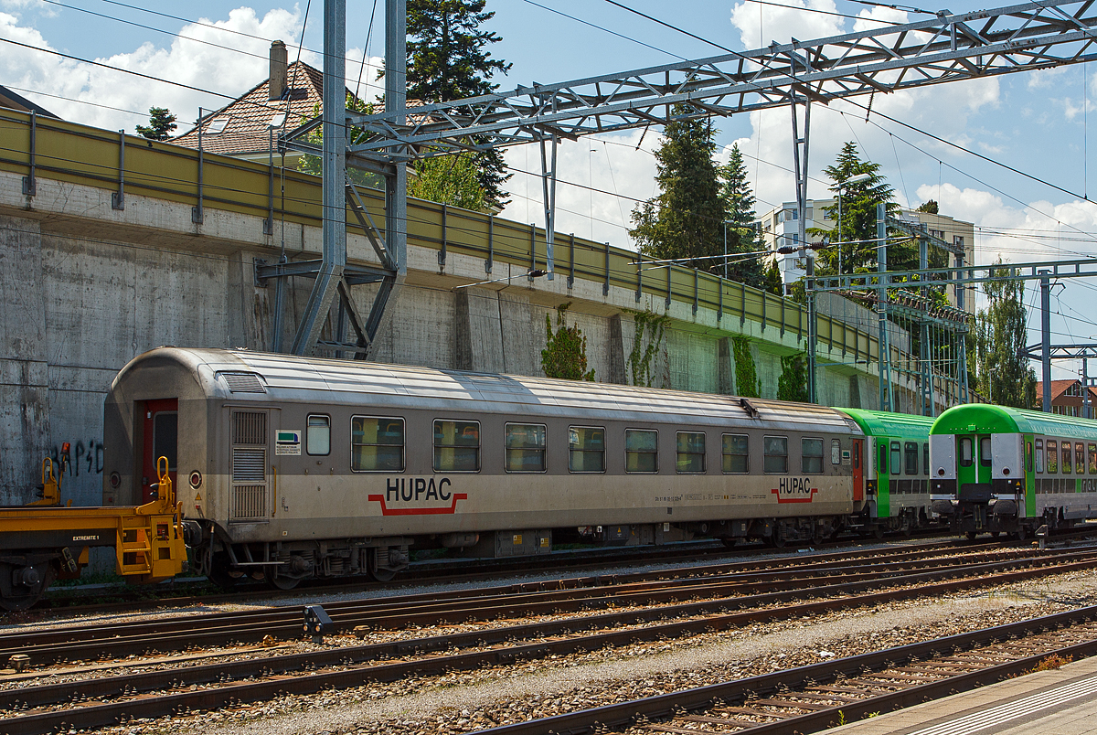 HUPAC-Begleitwagen fr Zge der Rollenden Landstrae (RoLa) Db 51 85 05-10 029-8 (P), ein umgebauter 1. Klasse Z2-Wagen der SBB, ex Am 51 8519-80 029 (Baujahr 1969-1970), abgestellt am 28.05.2012 im Bahnhof Spiez. Dahinter noch ein weiterer Wagen.
32 dieser ehemaligem Am RIC Wagen wurden zu Db[P] 5185 05-10 000 bis 031 umgebaut.

TECHNISCHE DATEN:
Typenbezeichnung: Z2 
Einsatzgebiet: Begleitwagen fr Lastwagentransporte (RoLa)
Spurweite: 1.435 mm
Anzahl der Radstze: 4 (in 2 Drehgestellen)
Lnge ber Puffer: 26.400 mm
Drehzapfenabstand:19.000 mm,
Achsabstand im Drehgestell: 2.500 mm
Drehgestell Bauart: Schlieren
Breite: 2.850
Eigengewicht: 39 t
Dienstgewicht brutto: 42 t
Sitz/Liegepltze: 28
Hchstgeschwindigkeit: 120 km/h
Bremsbauart: Frein O-GP (D)  ep
Zulassungen: Schweiz, Deutschland und Italien
Intern. Verwendung: RIC

Seit 2011 wird die RoLa durch die Schweiz von der Tochtergesellschaft RAlpin betrieben.

