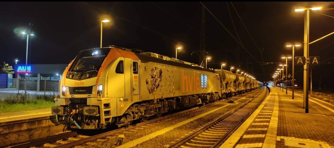 hvle 159 010 mit einem Güterzug von Kühnhausen nach Papenburg, am 20.10.2022 in Naumburg (S) Hbf. (Foto: Thomas Bätz)