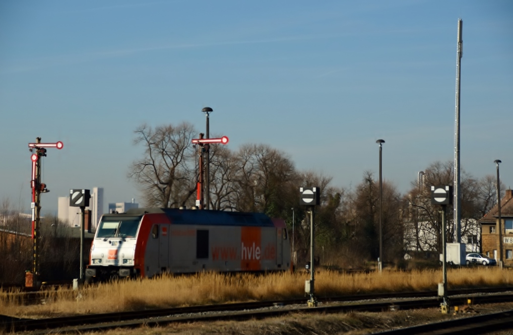 hvle 246 001-2 machte sich als Rangierfahrt am 10.03.2014 auf den Weg zum Bioethanolwerk Zeitz.