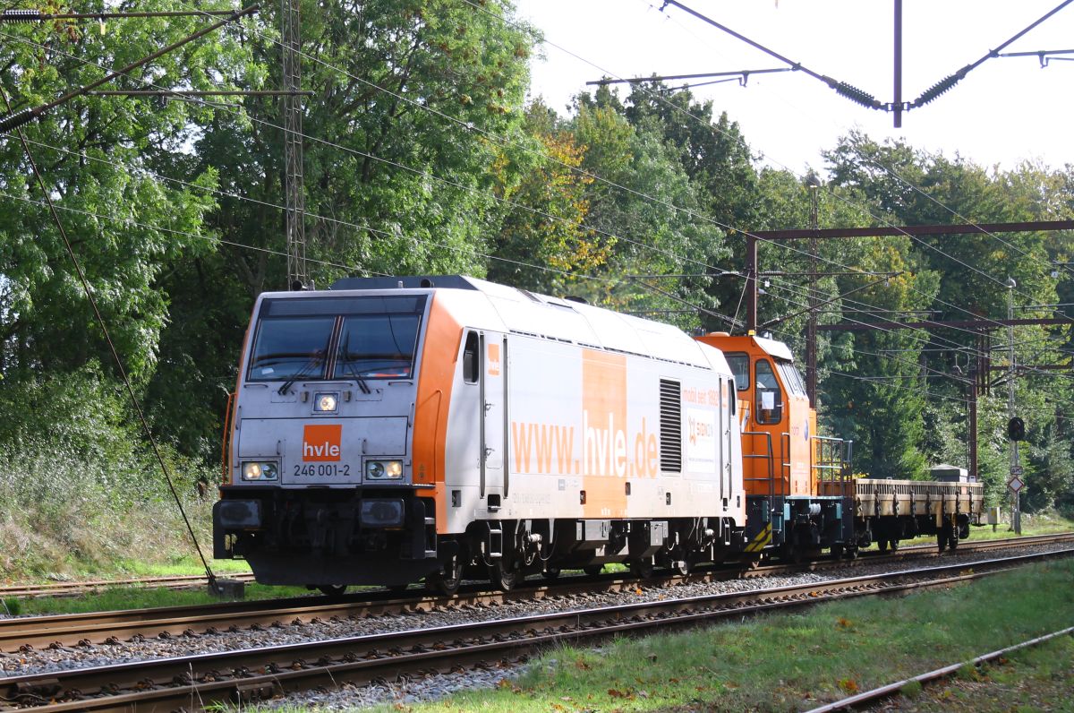 hvle 246 001 mit der Rangierlok Northrail 322 220 127 im Schlepp fährt in das Vorfeld des Grenzbahnhofs Pattburg/Padborg ein. 10.10.2022