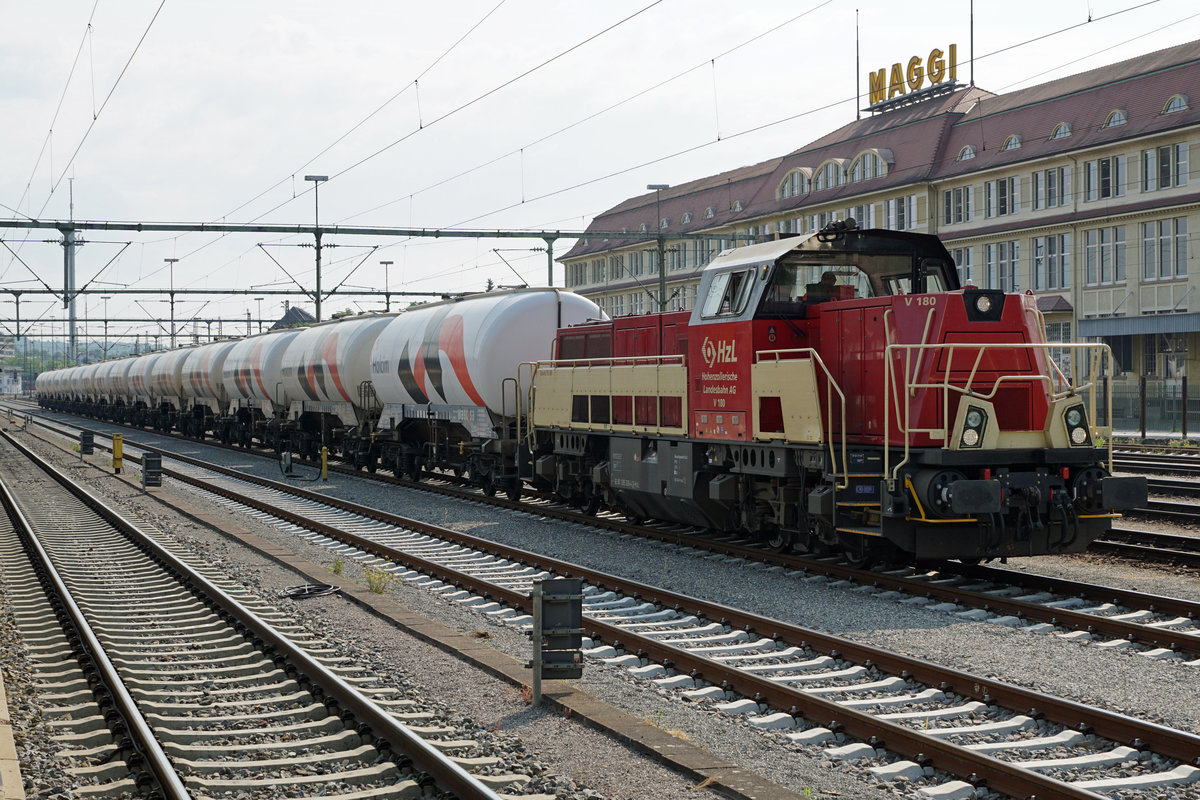 HZL: V 180 vor einem Holcimzug in Singen am 21. Juni 2017.
Foto: Walter Ruetsch