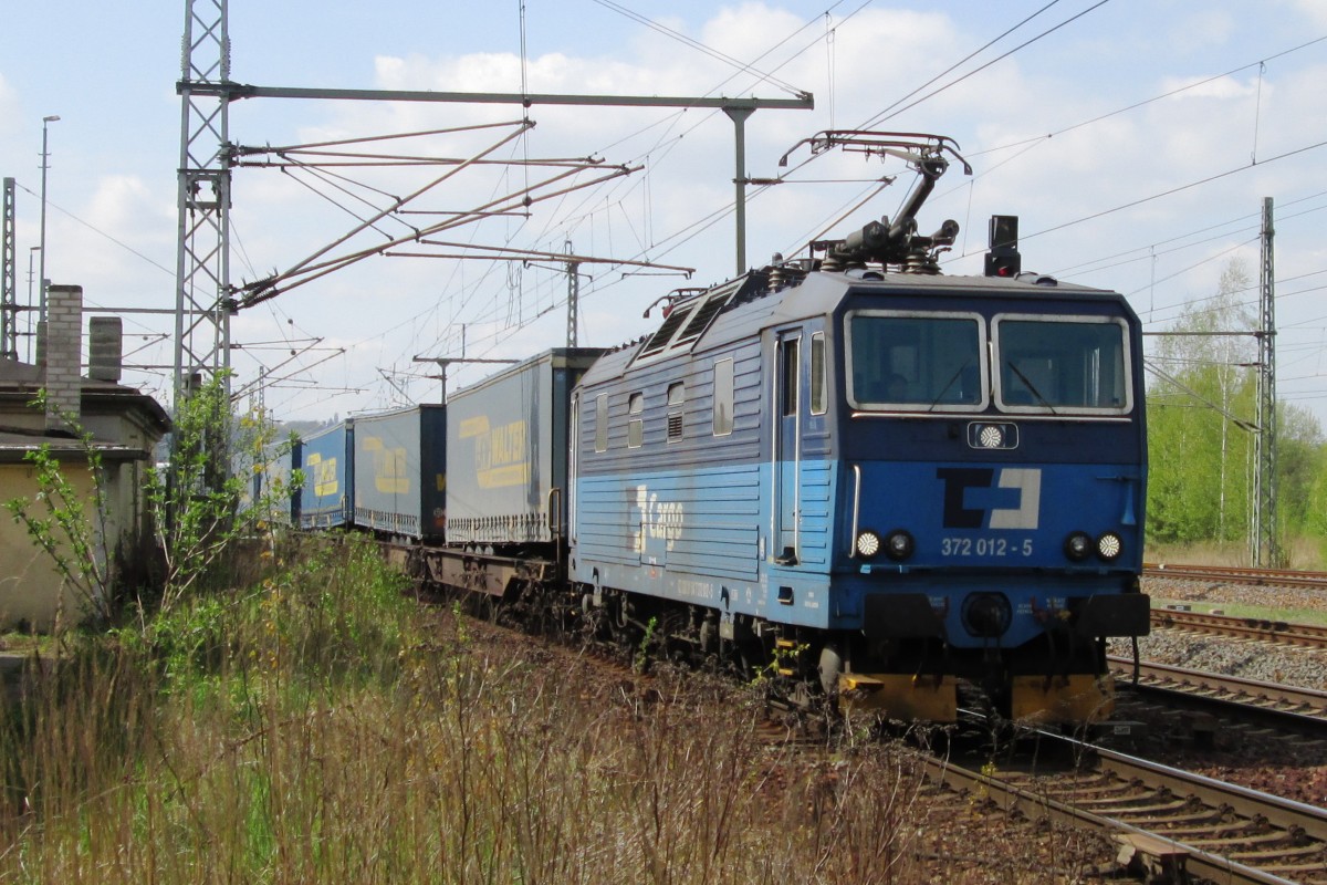  I feel blue  denkt CD 372 012 mit blauer LKW Walterzug in Pirna am 11 April 2014. Und der Himmel ist damit einverstanden...